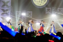 チームしゃちほこ「SYACHI SUMMER 2018 -crazZY!×SWEAT」の様子。（撮影：川嶋謙吾、渡邊玲奈［田中聖太郎写真事務所］）