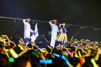 伊藤千由李とダンサー。（撮影：川嶋謙吾、渡邊玲奈［田中聖太郎写真事務所］）