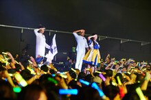 伊藤千由李とダンサー。（撮影：川嶋謙吾、渡邊玲奈［田中聖太郎写真事務所］）