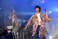 北村匠海（手前）と橘柊生（奥）。