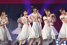 「Maxとき315号」を披露するNGT48。