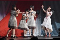 「NGT48のにいがったフレンド!」選抜のステージに勝手に登場した菅原りこ（右）。