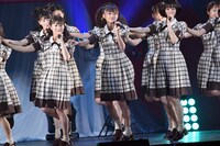 「青春時計」を披露するNGT48。