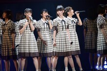 「世界はどこまで青空なのか？」を披露するNGT48。