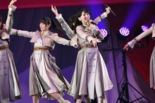 「世界の人へ」を披露するNGT48。