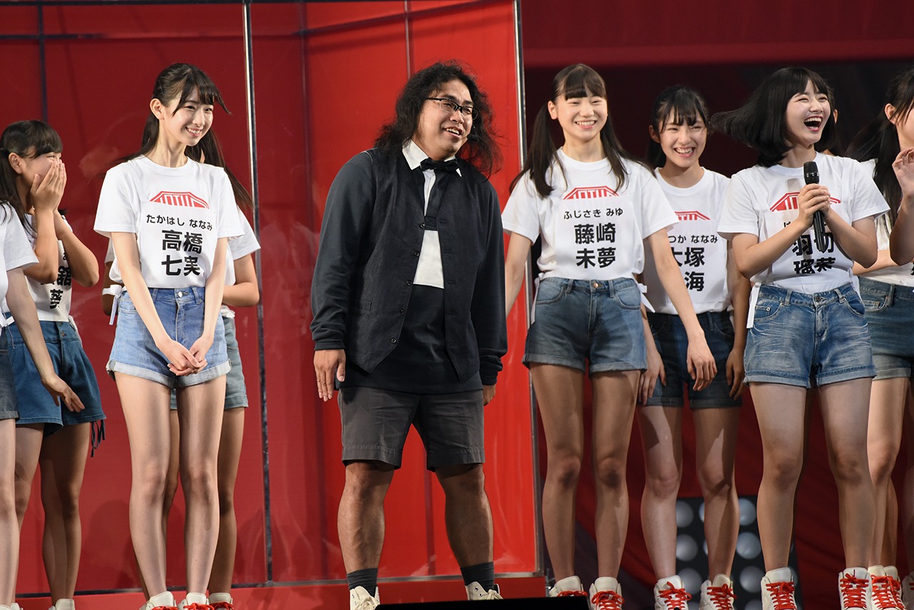 上半身を揺らす中岡創一（ロッチ）。