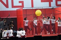 ジェスチャークイズに挑戦するチームNIII。