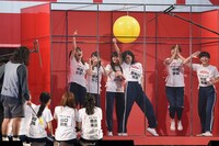 ジェスチャークイズに挑戦するチームG。