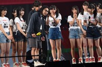 中岡創一（ロッチ）の髪を触る古舘葵。