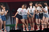 エアフラフープをしながらロバの顔マネをする富永夢有。