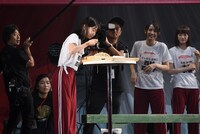 へぎそばを食べる柏木由紀。