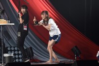 めんつゆをこぼさないように足つぼマットの上を移動する中井りか。