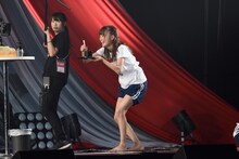 めんつゆをこぼさないように足つぼマットの上を移動する中井りか。