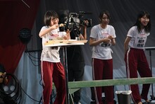 へぎそばを食べる高倉萌香。