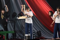 へぎそばを食べる本間日陽。