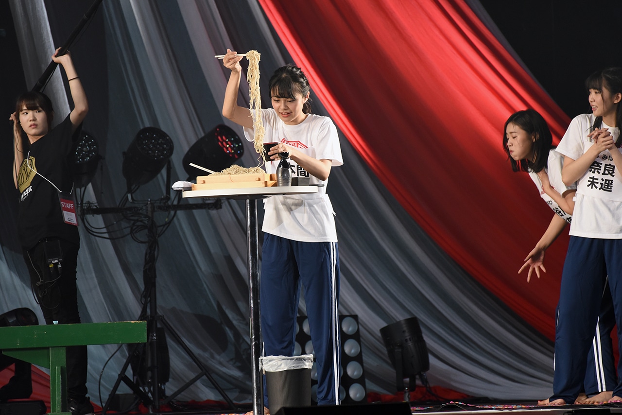 へぎそばを食べる本間日陽。