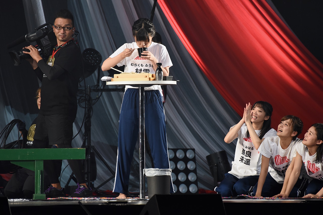 へぎそばを食べる村雲颯香。