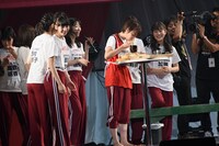 へぎそばを食べる山田野絵とそれを見守るチームNIIIメンバー。