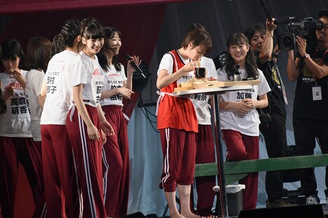 へぎそばを食べる山田野絵とそれを見守るチームNIIIメンバー。