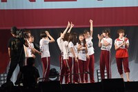 「へぎそばリレー対決」に勝利して歓喜するチームNIII。