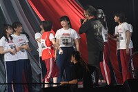 ケンカする山田野絵と村雲颯香。