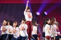 「世界の人へ」を披露するNGT48。