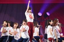 「世界の人へ」を披露するNGT48。