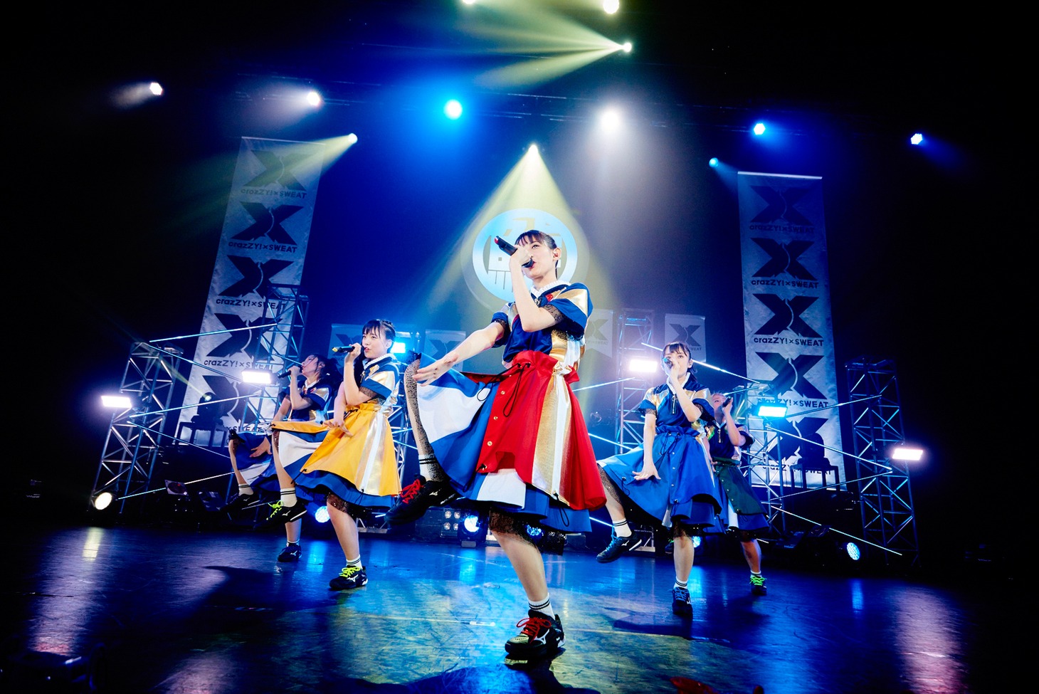 チームしゃちほこ「SYACHI SUMMER 2018 -crazZY!×SWEAT」の様子。（撮影：川嶋謙吾、渡邊玲奈［田中聖太郎写真事務所］）