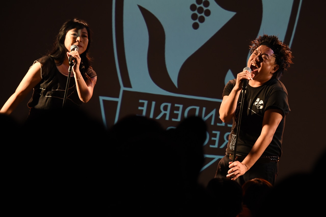 左から椿鬼奴、レイザーラモンRG。