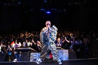 オーディエンスと「いただきます」するレイザーラモンRG。