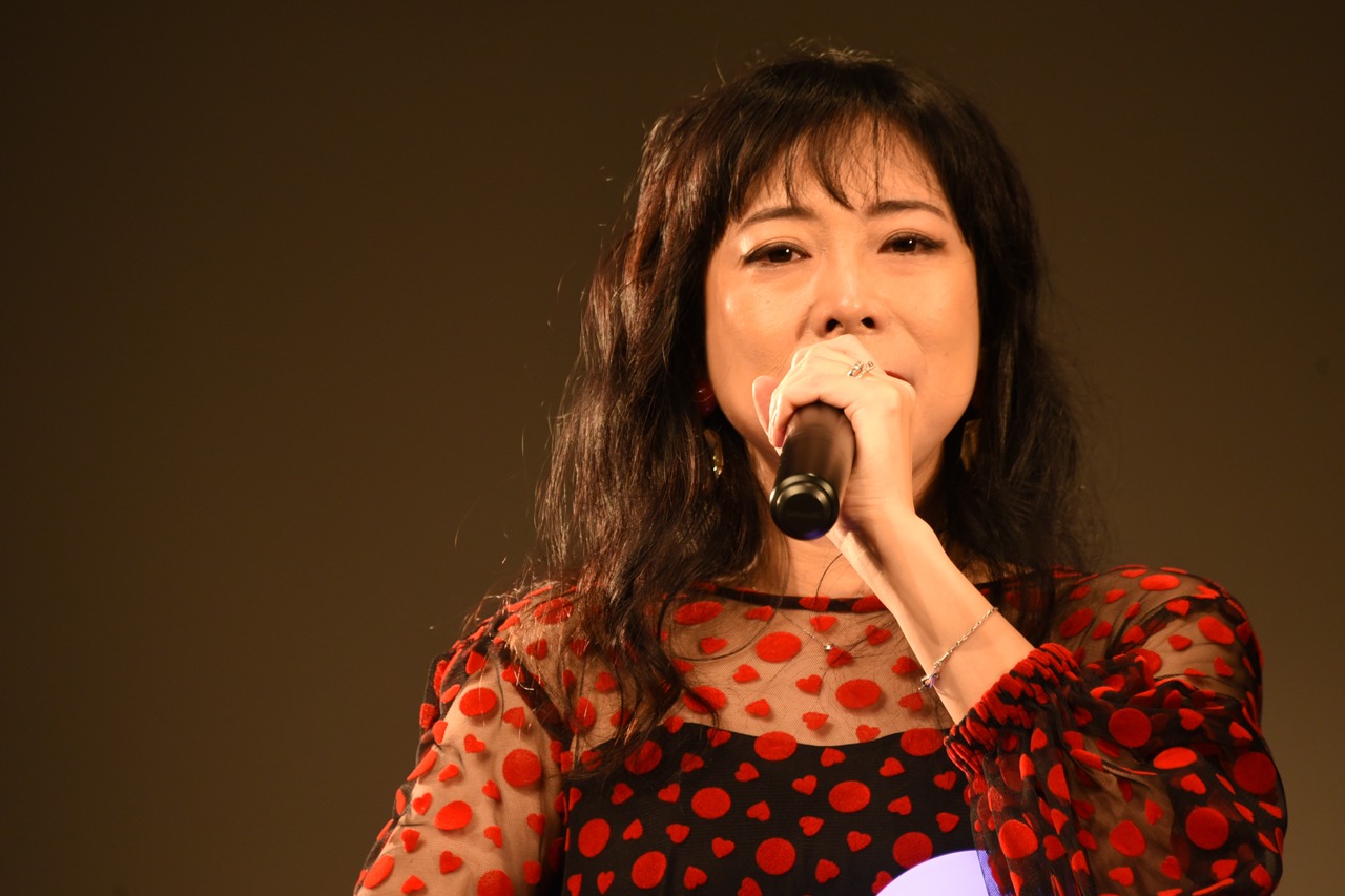 涙を浮かべる椿鬼奴。