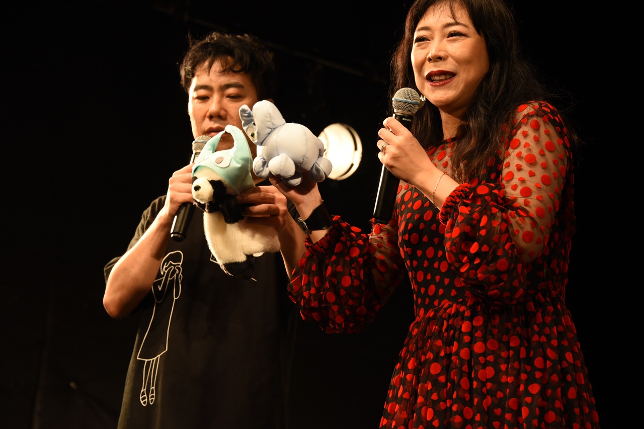 椿鬼奴が持参したルキアン人形（右）とファン特製のルキアン人形（左）。