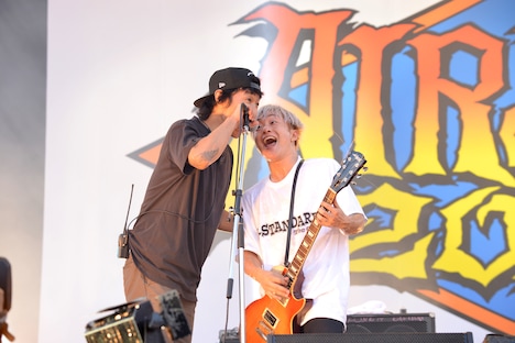 難波章浩（Vo, B / Hi-STANDARD）とSIN（B / SiM）。（撮影：半田安政[Showcase]）