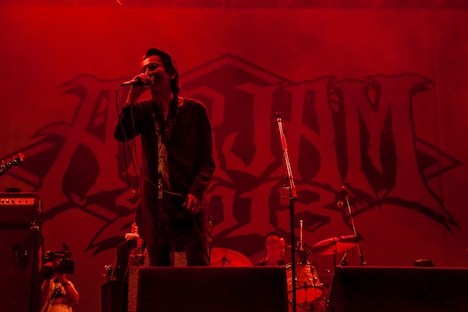 チバユウスケ（Vo, G / The Birthday）（Photo by TAKASHI KONUMA）