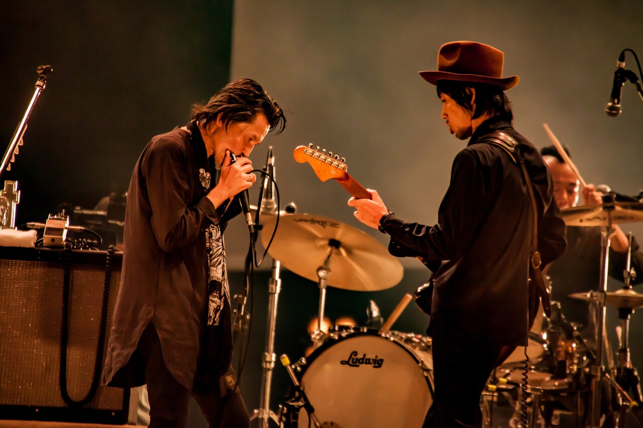 左からチバユウスケ（Vo, G / The Birthday）、フジイケンジ（G