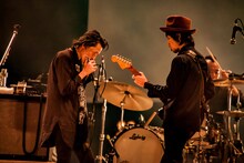 左からチバユウスケ（Vo, G / The Birthday）、フジイケンジ（G / The Birthday）。（Photo by TAKASHI KONUMA）