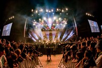 「AIR JAM 2018」でのThe Birthdayのアクトの様子。（Photo by TAKASHI KONUMA）