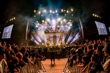 「AIR JAM 2018」でのThe Birthdayのアクトの様子。（Photo by TAKASHI KONUMA）