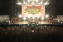 「AIR JAM 2018」でのHi-STANDARDのアクトの様子。（撮影：本田裕二）