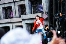 ゴールデンボンバーのライブの様子。（撮影：上山陽介）