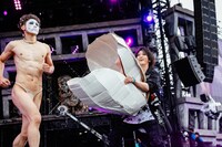 ゴールデンボンバーのライブの様子。（撮影：上山陽介）