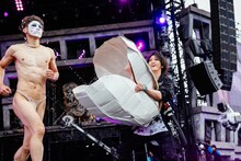 ゴールデンボンバーのライブの様子。（撮影：上山陽介）