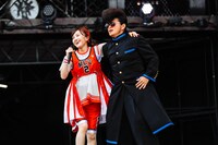 左から百田夏菜子（ももいろクローバーZ）、早乙女光（氣志團）。（撮影：上山陽介）