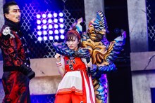 宇宙犯罪組織マドーに捕らえられた百田夏菜子（中央 / ももいろクローバーZ）。（撮影：上山陽介）