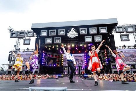 ももいろクローバーZと渡洋史。（撮影：上山陽介）