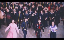 ももいろクローバーZ「あんた飛ばしすぎ!!」ミュージックビデオのワンシーン。