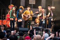 森山直太朗と氣志團メンバー。（撮影：釘野孝宏）