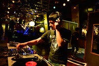 DJ 石塚淳（台風クラブ）（撮影：橋本塁）