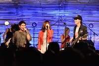 左からうつみようこ、泉茉里、鮎川誠。（撮影：橋本塁）