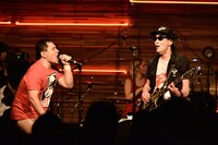 左からアントーニオ本多、鮎川誠。（撮影：橋本塁）